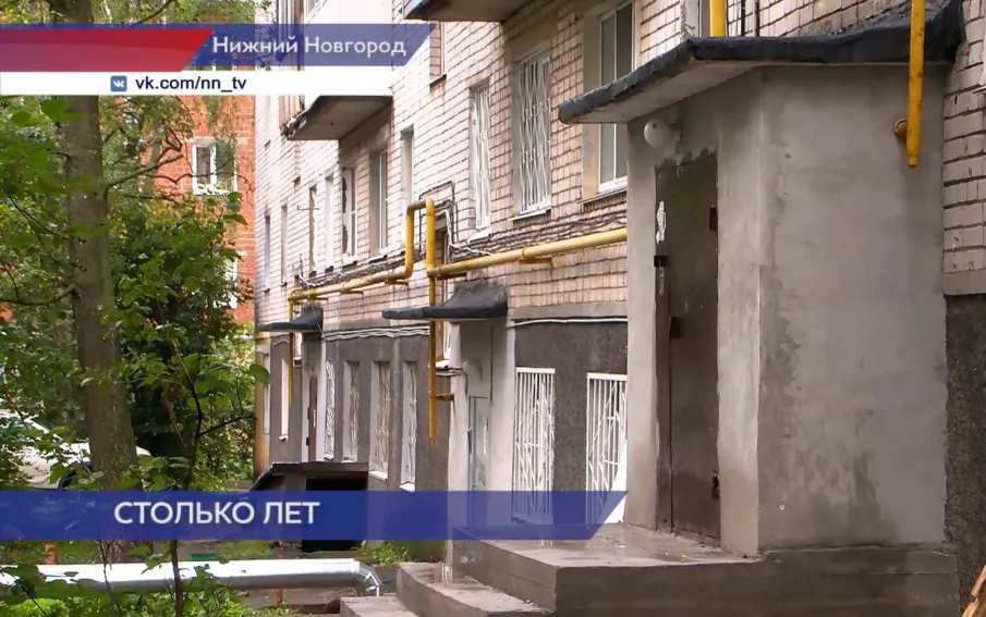 Подъезды дома № 18 на улице Крылова ремонтируют после жалоб жильцов